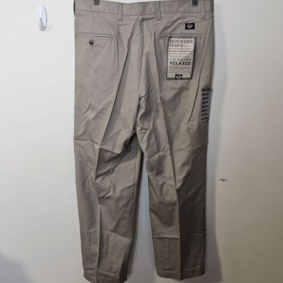 Dockers Khakis Pleated Relaxed Pants NWT Mens Tan Size 36 × 30 - Picture 2 of 6